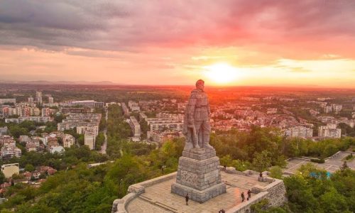 Когато паметникът надживее града